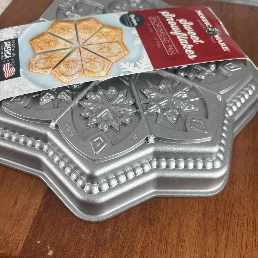 New Nordic Ware Sweet Snowflakes Shortbread 6 Cup Aluminium Baking Pan Mold